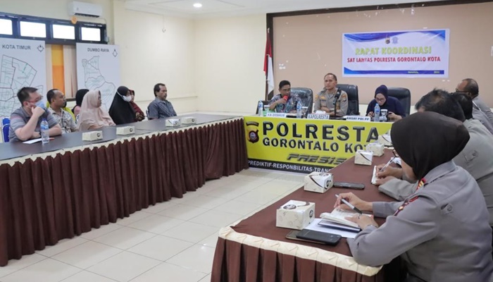 Kapolresta Gorontalo Kota, Kombes Pol. Dr. Ade Permana S.I.K., M.H saat sosialisasikan aturan penggunaan sepeda listrik, kepada pengusaha rental dan pemilik toko di Kota Gorontalo, Jumat (10/3). (Foto: Ist)