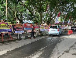 Karangan bunga berjejer di tepi jalan di lingkungan Mapolda Gorontalo. (Foto: Ist)