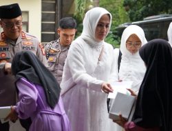 Polda 21 Kapolda Gorontalo Irjen Pol. Helmy Santika, bersama Ketua Bhayangkari Ny. Lurie Helmy Santika saat menyantuni ratusan anak yatim. (Foto: Ist)