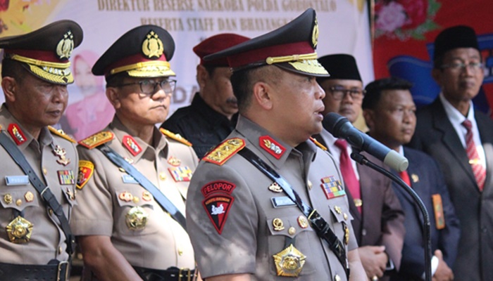 Kapolda Gorontalo, Irjen Pol. Helmy Santika saat memimpin upacara peringatan HUT ke 20 Polda Gorontalo. (Foto: Ist)