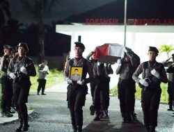 Upacara pemberangkatan jenazah Alm. Briptu Rully Firmansyah ke pemakaman di Semarang, Jawa Tengah. (Foto: Ist)