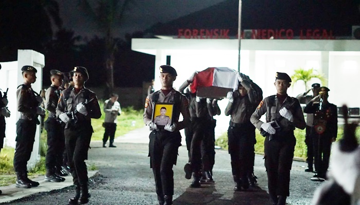 Upacara pemberangkatan jenazah Alm. Briptu Rully Firmansyah ke pemakaman di Semarang, Jawa Tengah. (Foto: Ist)