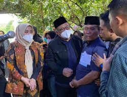 Kapolda Gorontalo, Irjen Pol. Helmy Santika saat bertemu orang tua Alm. Briptu Rully Firmansyah di rumah duka di Kota Semarang. (Foto: Ist)