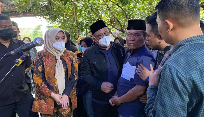 Kapolda Gorontalo, Irjen Pol. Helmy Santika saat bertemu orang tua Alm. Briptu Rully Firmansyah di rumah duka di Kota Semarang. (Foto: Ist)