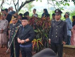 Polda 29 Kapolda Gorontalo, Irjen Pol. Helmy Santika hadir pada prosesi pemakaman Alm. Briptu Rully Firmansyah di Semarang. (Foto: Ist)