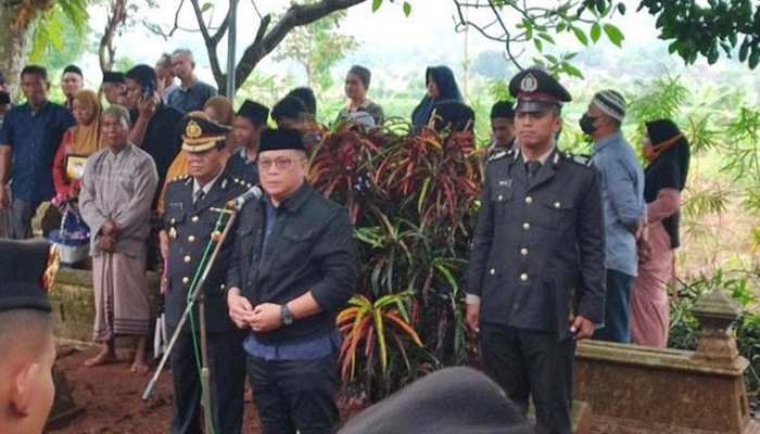 Kapolda Gorontalo, Irjen Pol. Helmy Santika hadir pada prosesi pemakaman Alm. Briptu Rully Firmansyah di Semarang. (Foto: Ist)