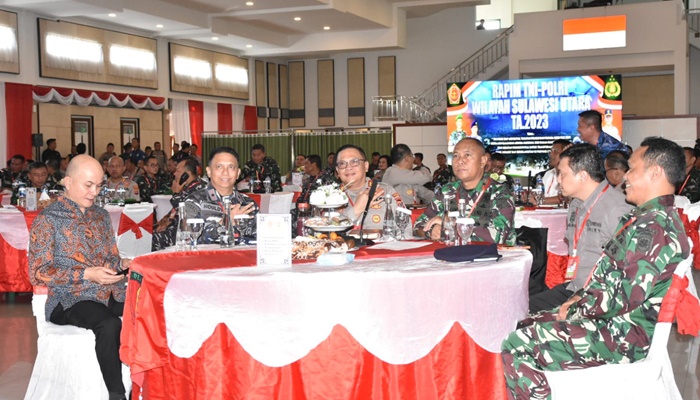 Kapolda Gorontalo, Irjen Pol. Helmy Santika saat menghadiri kegiatan Rapim TNI-Polri di tiga wilayah Kodam XIII Merdeka, Sulawesi Utara. (Foto: Ist)