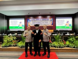 IPTU Iswan Brandes, S.Pd.I, M.Si (tengah) bersama Karo SDM, Kombes. Pol. Agus Nugroho, S.I.K, MH (kanan) dan Kapolresta Gorontalo Kota, Kombes Pol Dr. Ade Permana, S.I.K., MH (kiri) saat foto bersama usai kegiatan wisuda. (Foto: Ist)