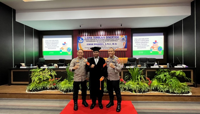 IPTU Iswan Brandes, S.Pd.I, M.Si (tengah) bersama Karo SDM, Kombes. Pol. Agus Nugroho, S.I.K, MH (kanan) dan Kapolresta Gorontalo Kota, Kombes Pol Dr. Ade Permana, S.I.K., MH (kiri) saat foto bersama usai kegiatan wisuda. (Foto: Ist)