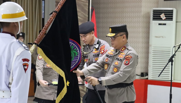 Jelang HUT ke 20, Polda Gorontalo menggelar upacara Pemuliaan Nilai-Nilai Lambang Kesatuan Pataka Mo'odeli Ayuwa, Jumat (10/3). (Foto: Ist)