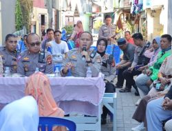 Kapolresta Gorontalo Kota, Kombes Polisi, Dr. Ade Permana,S.I.K.,M.H saat menemui warga di Lorong Japangi. (Foto: Ist)