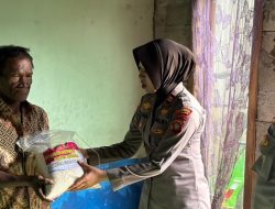 Kapolsek Kota Selatan, Iptu Hanna Widyasari, S.Trk bersama Bhabinkamtibmas saat menyerahkan bantuan. (Foto: Ist)