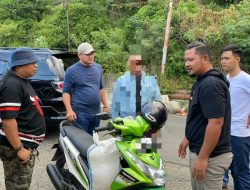 Salah seorang kurir Cap Tikus yang berhasil dicegat oleh Tim Rajawali Polresta Gorontalo Kota saat hendak menyuplai ke warung-warung. (Foto: Ist)