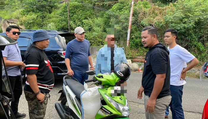 Salah seorang kurir Cap Tikus yang berhasil dicegat oleh Tim Rajawali Polresta Gorontalo Kota saat hendak menyuplai ke warung-warung. (Foto: Ist)