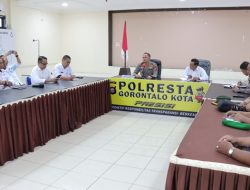 Kapolresta Gorontalo Kota, Kombes Polisi, Dr. Ade Permana saat memimpin rapat terkait Pasar Senggol, Rabu (5/4) di aula Wira Pratama Polresta Gorontalo Kota. (Foto: Ist)