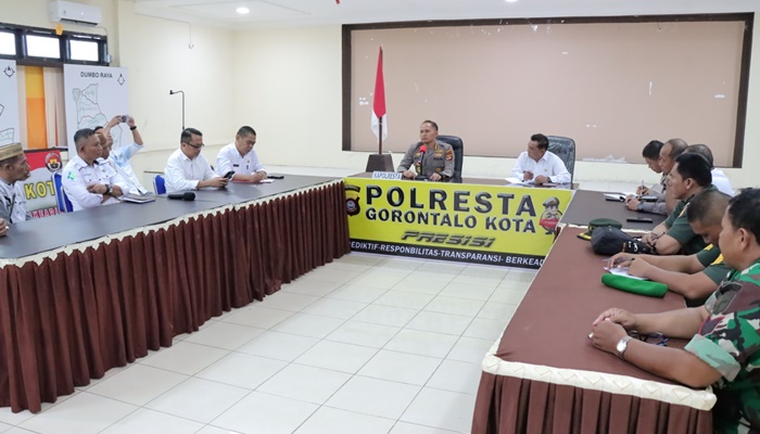 Kapolresta Gorontalo Kota, Kombes Polisi, Dr. Ade Permana saat memimpin rapat terkait Pasar Senggol, Rabu (5/4) di aula Wira Pratama Polresta Gorontalo Kota. (Foto: Ist)