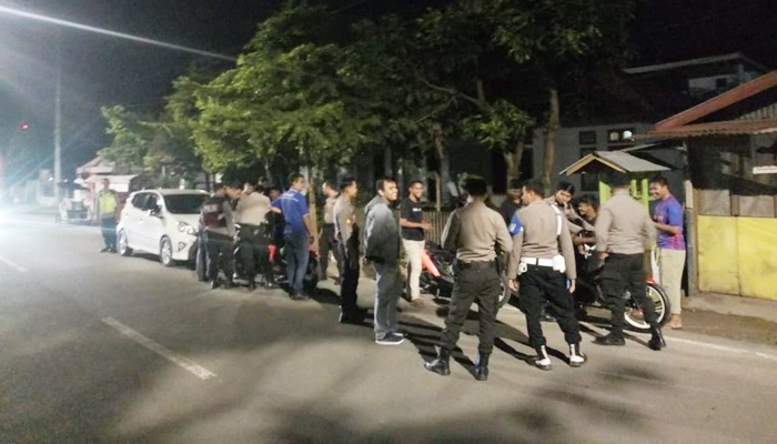 Personil Polresta Gorontalo Kota saat merazia terduga pelaku balapan liar dan mengamankan 10 unit sepeda motor. (Foto: Ist)