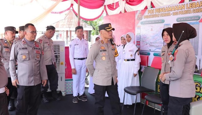 Kapolresta Gorontalo Kota, Kombes Pol. Dr. Ade Permana, saat meninjau pos-pos pengamanan, pelayanan dan terpadu, Selasa (18/4). (Foto: Ist)