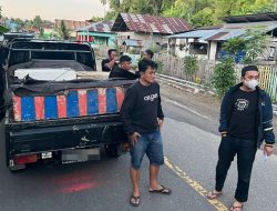 Petugas dari Polres Bone Bolango saat menyita 1.600 Cap Tikus yang dipasok dari Sulawesi Utara. (Foto: Ist)