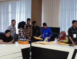 Pemeriksaan berkas Casis yang dilakukan oleh Dinas Kependudukan dan Catatan Sipil yang dipantau langsung oleh pengawas internal dan eksternal. (Foto: Ist/Biro SDM)