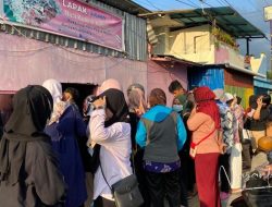 Pembeli saat antri di depan penjual nasi kuning yang terletak di BOne Bolango. (Foto: Nusantara1)