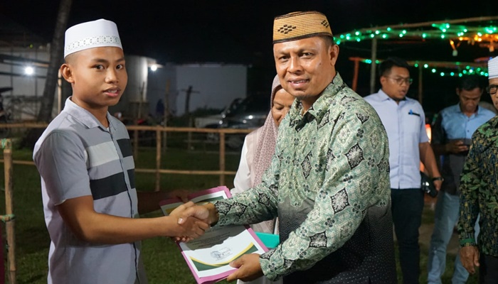 Imam yang memimpin qiyamullail selama bulan suci Ramadan di Masjid Quba, Desa Dulohupa, Kecamatan Telaga diberikan penghargaan. (Foto:Ist)