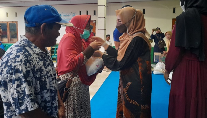 Ketua TP PKK Kabupaten Gorontalo, Fory Naway membagikan paket sembako kepada kaum dhuafa dan Lansia. (foto:Ist)