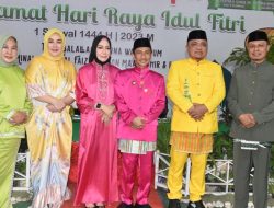 Foto bersama Bupati Gorontalo, Nelson Pomalingo bersama istri, Wakil Bupati Gorontalo, Hendra Hemeto bersama istri dan Sekda Gorontalo, Roni Sampir bersama istri. (Foto: Ist)