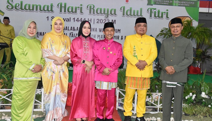 Foto bersama Bupati Gorontalo, Nelson Pomalingo bersama istri, Wakil Bupati Gorontalo, Hendra Hemeto bersama istri dan Sekda Gorontalo, Roni Sampir bersama istri. (Foto: Ist)