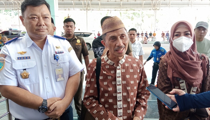 Bupati Gorontalo Nelson Pomalingo (tengah) sesaat sebelum bertolak umroh. (Foto: Ist)