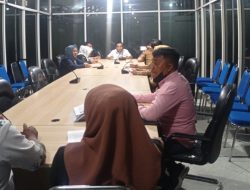 Suasana RDP Komisi ll dengan Dinas Sosial yang membahas sejumlah masalah di ruang Dulohupa DPRD. (Foto: Ist)