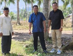 Anggota DPRD Kabupaten Gorontalo saat turun langsung meninjau lokasi. (Foto:Ist).