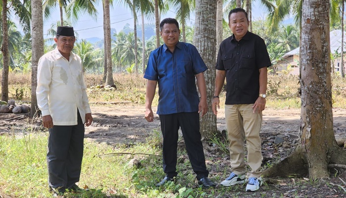 Anggota DPRD Kabupaten Gorontalo saat turun langsung meninjau lokasi. (Foto:Ist).