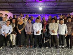 Pimpinan DPRD dan juga staf Sekretariat saat melakukan foto bersama seusai pelaksanaan Halal Bihalal, Senin (20/3). (Foto: Ist)