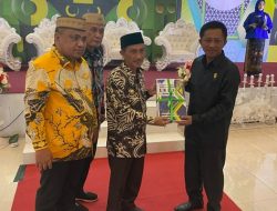 Bupati Gorontalo Nelson Pomalingo didampingi Wakil Bupati Hendra Hemeto saat menyerahkan LKPJ 2022 kepada Jayusdi Rivai selaku perwakilan DPRD. (Foto: Ist)