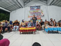Anggota DPRD Kabupaten Gorontalo, Syarifudin Bano saat menutup kegiatan festival tersebut, di Desa Puncak. (Foto: Ist)
