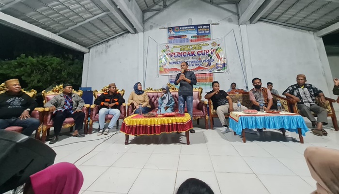 Anggota DPRD Kabupaten Gorontalo, Syarifudin Bano saat menutup kegiatan festival tersebut, di Desa Puncak. (Foto: Ist)