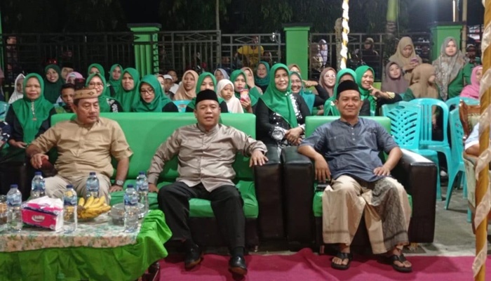 Ketua DPRD Kabupaten Gorontalo, Syam T. Ase (tengah) bersama Ketua KONI Kabupaten Gorontalo, Irawan Huntoyungo (kanan) saat menghadiri acara Festival Budaya Islam di Desa Dunggala, Kecamatan Batudaa. (Foto:Ist)