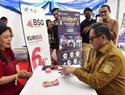 Walikota Gorontalo, Marten Taha saat melakukan penukaran uang pecahan kecil pada gerai yang disiapkan oleh Bank Indonesia di Lapangan Taruna, Senin (10/4). (Foto: Ist)