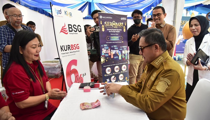 Walikota Gorontalo, Marten Taha saat melakukan penukaran uang pecahan kecil pada gerai yang disiapkan oleh Bank Indonesia di Lapangan Taruna, Senin (10/4). (Foto: Ist)