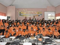 Foto bersama Walikota Gorontalo Marten Taha dengan peserta Pelatihan Berbasis Kompetensi bagi pencari kerja, Jumat (31/3). (Foto:Ist)