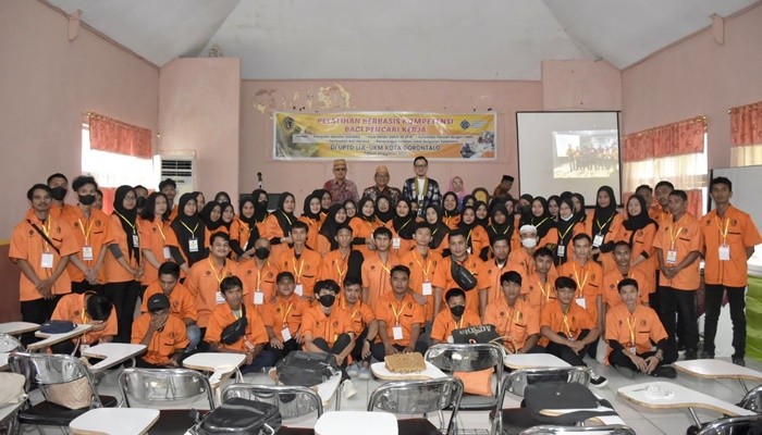 Foto bersama Walikota Gorontalo Marten Taha dengan peserta Pelatihan Berbasis Kompetensi bagi pencari kerja, Jumat (31/3). (Foto:Ist)