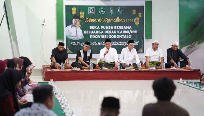 Walikota Gorontalo, Marten Taha (Ketiga dari kiri) saat memberi sambutan pada Buka Puasa Bersama yang digelar KAHMI. (Foto: Ist)