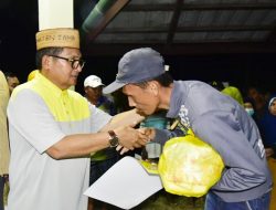 Memberi bantuan kepada warga salah satu kegiatan Walikota Gorontalo, Marten Taha di Desa Yosonegoro, Limboto Barat. (Foto: Ist)