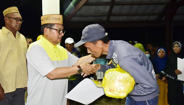 Memberi bantuan kepada warga salah satu kegiatan Walikota Gorontalo, Marten Taha di Desa Yosonegoro, Limboto Barat. (Foto: Ist)