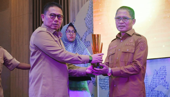 Sekda Kota Gorontalo, Ismail Majid (kiri) saat menerima penghargaan dari Penjagub Gorontalo, Hamka Hendra Noer pada Musrenbang 2024 di Hotel Aston, Senin (10/4). (Foto: Ist)