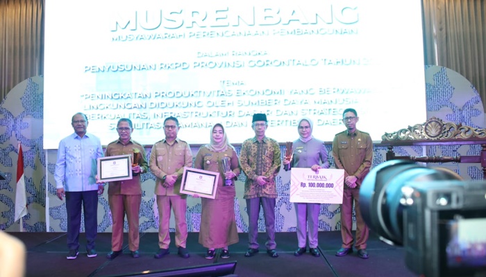 Wakil Bupati Pohuwato, Suharsi Igirisa (keempat dari kiri) saat menerima penghargaan pada Musrenbang tingkat Provinsi Gorontalo. (Foto: Ist)