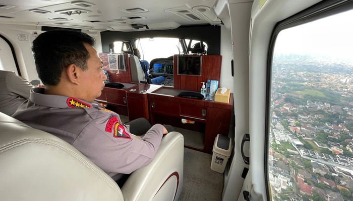 Kapolri Jenderal Listyo Sigit Prabowo saat berada di helikopter guna memantau arus mudik dari udara. (Foto: Ist)