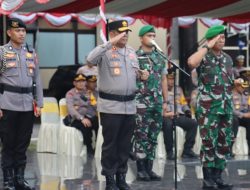 Kapolda Gorontalo Irjen Pol. Drs. Angesta Romano Yoyol, M.M, bersama Danrem 133/NWB Brigjen TNI Totok Sulistiyono, S.H, MM, M.IP pada gelas Pasukan Operasi Ketupat 2023. (Foto: Ist)