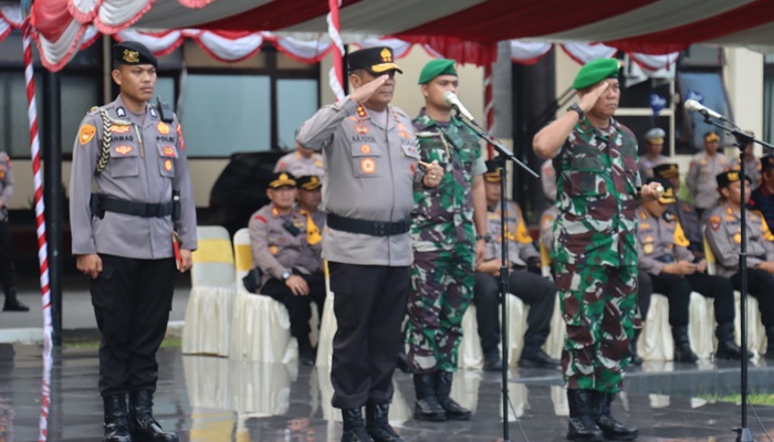 Kapolda Gorontalo Irjen Pol. Drs. Angesta Romano Yoyol, M.M, bersama Danrem 133/NWB Brigjen TNI Totok Sulistiyono, S.H, MM, M.IP pada gelas Pasukan Operasi Ketupat 2023. (Foto: Ist)